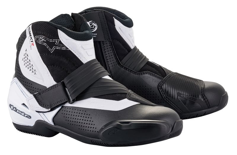 Alpinestars SMX-1 R V2 Vented Short Boots Black / White FREE 1 YEAR Returns, FREE UK Delivery | ThrottleChimp