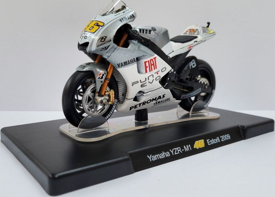 MAG Yamaha YZR-M1 2009 Estoril Valentino Rossi Collection - 1:18 FREE 1 YEAR Returns, FREE UK Delivery | ThrottleChimp