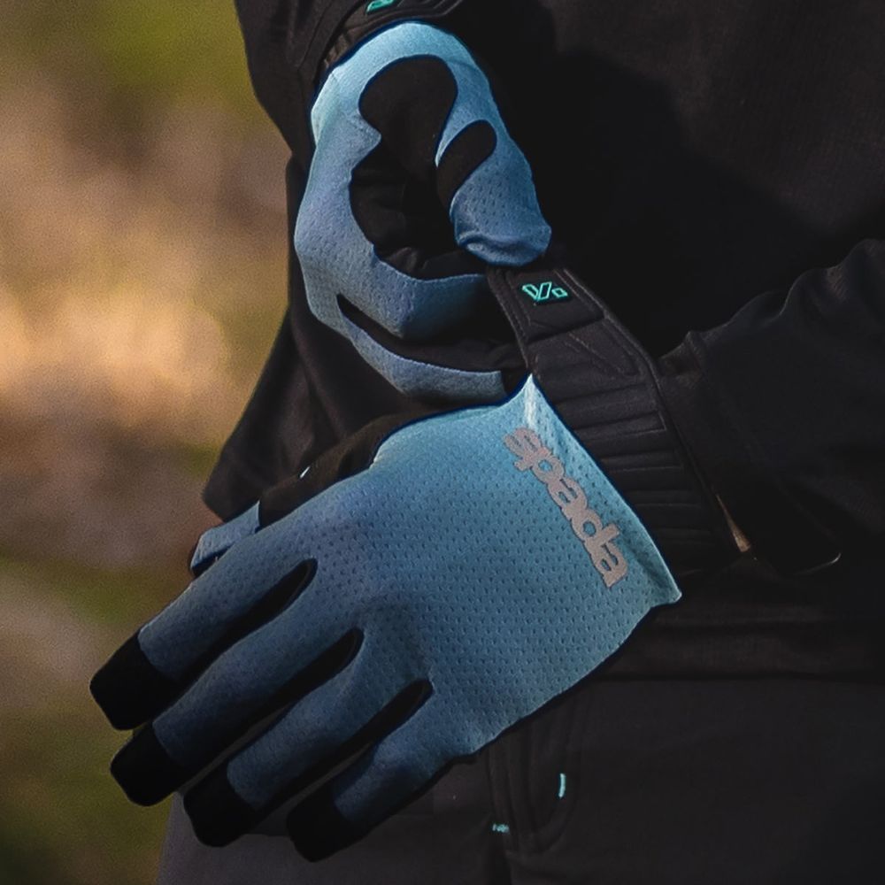 Spada MTB Berm Mesh Air Gloves Gradient Blue FREE 1 YEAR Returns, FREE UK Delivery | ThrottleChimp